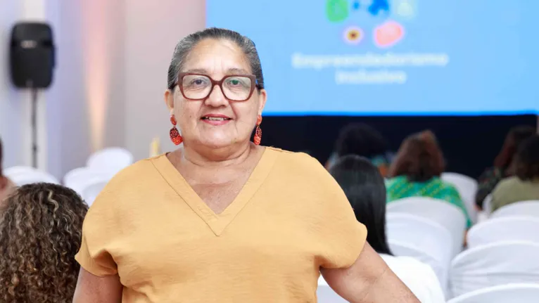A empreendedora Lilian Ribeiro encontrou no Programa Empreendedorismo Inclusivo o impulso necessário para estruturar a marca Linha Crochê e transformar desafios em autonomia financeira.