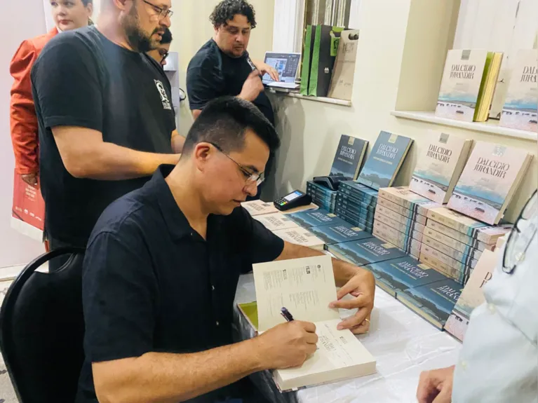 Paulo Maués durante sessão de autógrafos no lançamento da nova edição de "Marajó", romance de Dalcídio Jurandir, no Theatro Waldemar Henrique.