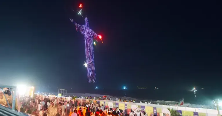 O show de drones iluminou o céu de Copacabana durante o Réveillon do Rio, formando imagens simbólicas e interativas que encantaram o público e marcaram a chegada do novo ano.
