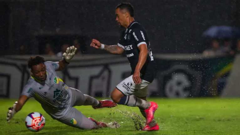 O goleiro André cometeu o pênalti em Pikachu, mas defendeu a cobrança de Poveda, salvando o Monte Roraima.