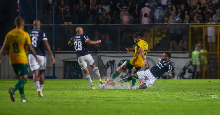 No segundo etapa, os jogadores de Remo e Monte Roraima também sofreram com o gramado pesado.