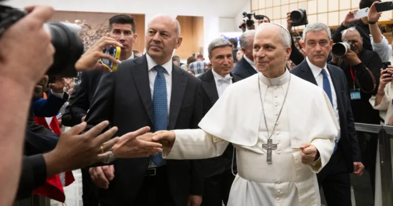 Papa Leão XIV afirma que não teme Donald Trump, reforça a mensagem do Evangelho e faz apelo global pela paz e pelo fim das guerras.