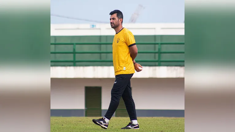 Júlio César orienta o time; treinador reencontra a ex-equipe em jogo decisivo em Augusto Corrêa.