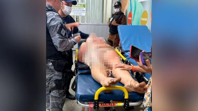 Devido à gravidade das agressões, a vítima sofreu fraturas no nariz e no braço, além de um corte profundo na testa