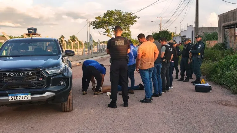 Arnaldo Torres dos Santos, de 32 anos, foi morto a tiros dentro de seu veículo. A Polícia Militar isolou a área e aguarda a perícia para os procedimentos cabíveis.