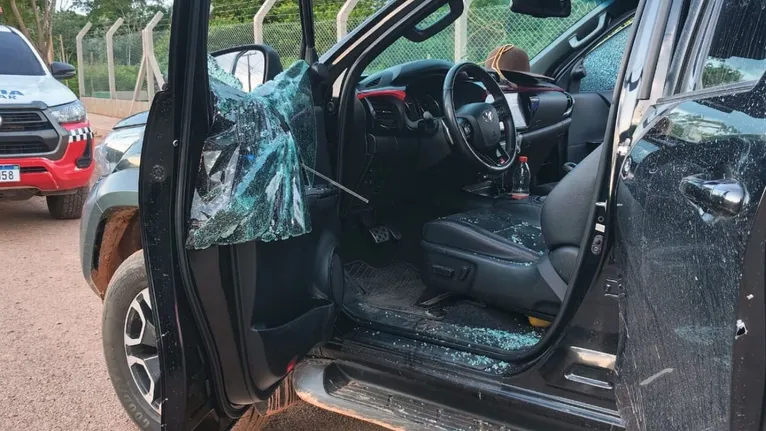 Momento de terror: Cerca de oito disparos atingiram o carro onde Arnaldo estava com a irmã.