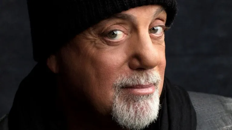 Músico subiu ao palco de forma espontânea durante apresentação de banda tributo na Flórida, marcando sua primeira aparição pública em meses.