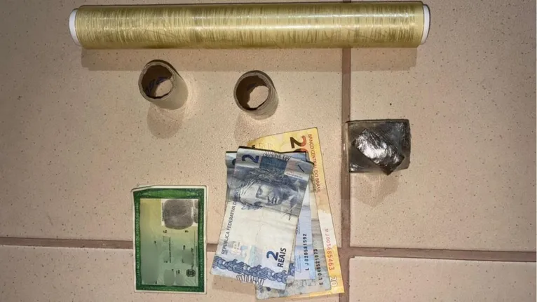 Material entorpecente, dinheiro em espécie e celular foram apreendidos com a dupla durante ronda do 13º Batalhão em Breu Branco.