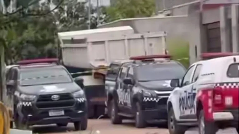 Forças de segurança de toda a região cercam residência no bairro Jardim Tropical.