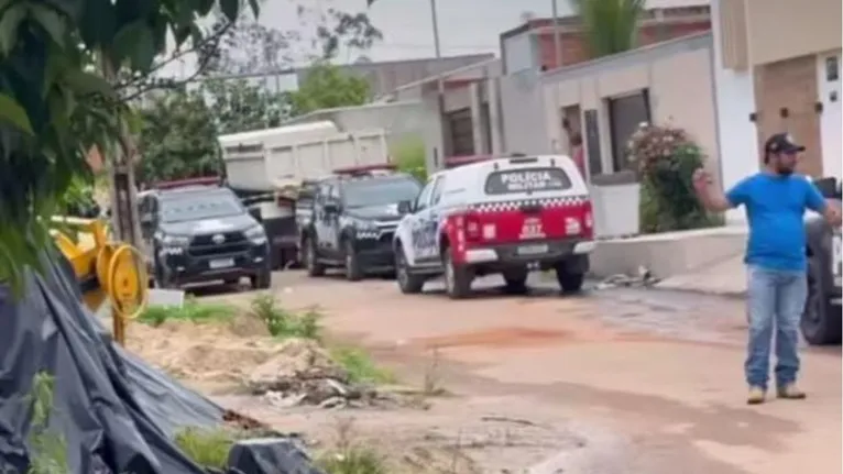 A polícia mantém postura defensiva após relatos de disparos vindos do interior do imóvel.