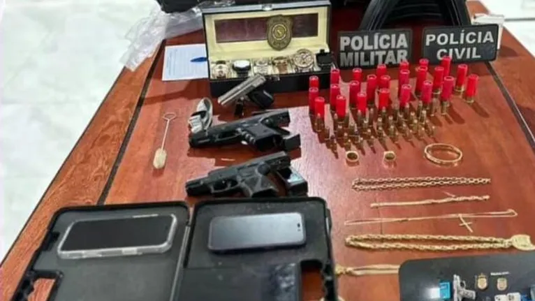 Além de drogas e armas, as equipes apreenderam aparelhos celulares e dinheiro em espécie que auxiliavam na estrutura da organização.