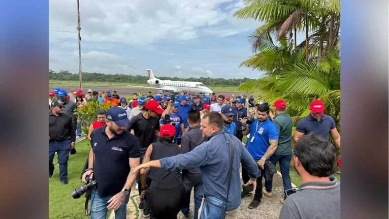 Momento da chegada do governador e do ministro em Tucuruí nesta quarta (21)