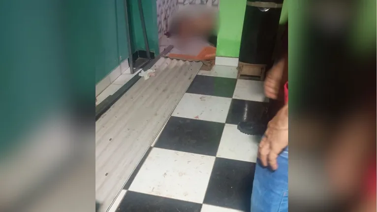 Marley ainda tentou correr para se salvar, mas não resistiu aos ferimentos e caiu a poucos metros do salão