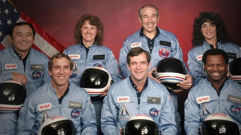 A tripulação da missão STS-51-L: da esquerda para a direita: Ellison Onizuka, Michael Smith, Christa McAuliffe, Francis Scobee, Gregory Jarvis, Ronald McNair e Judith Resnik.