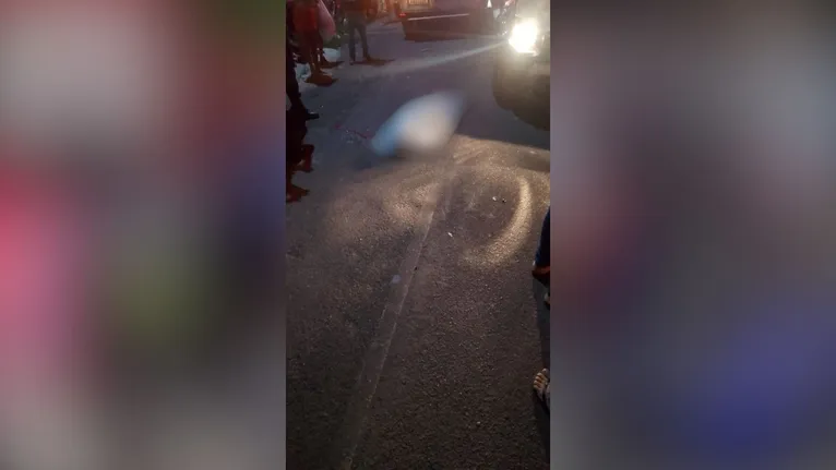 Com a força do impacto, o condutor da moto foi arremessado ao solo