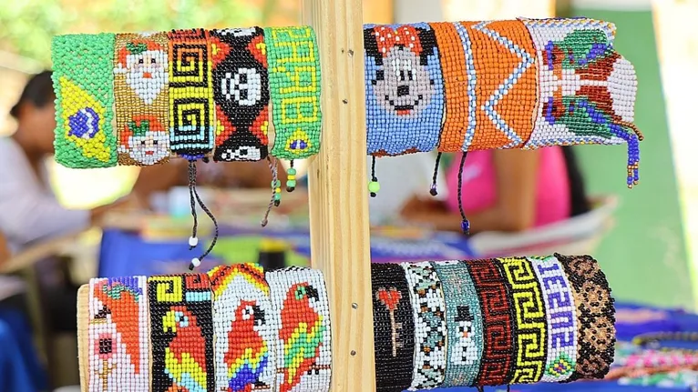 Eles aprendem artesanato para garantir renda