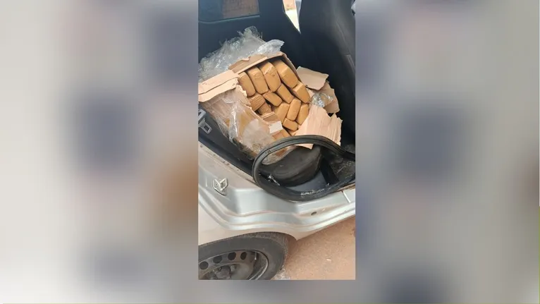 Com base em uma denúncia anônima, os policiais realizaram a interceptação estratégica de um veículo Fiat Mobi.