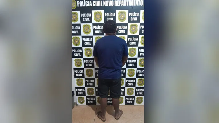 A denúncia formal só ocorreu anos após o início dos crimes, quando a adolescente finalmente conseguiu romper o ciclo de silêncio