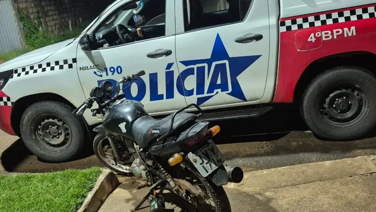 motocicleta conduzida por ele (JVY-1714), os agentes constataram que o veículo possuía registro de roubo/furto.