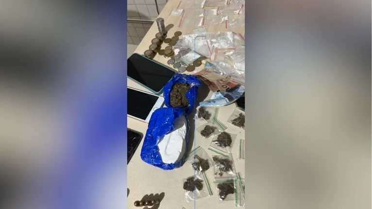 Grande quantidade de entorpecentes (maconha e cocaína);
