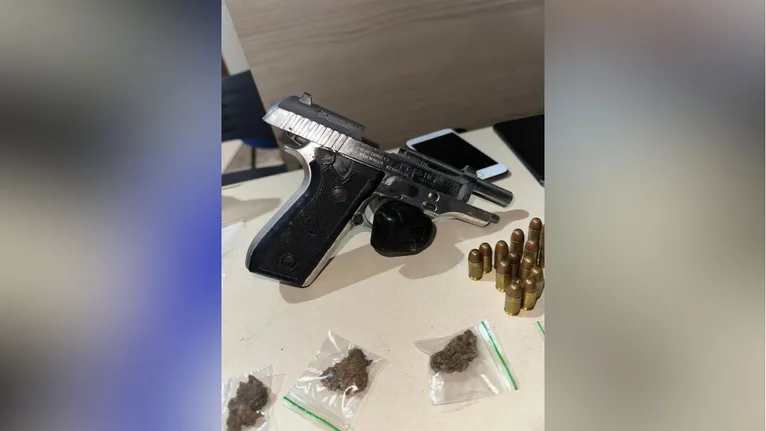 Uma pistola com 19 munições intactas e outras já deflagradas;