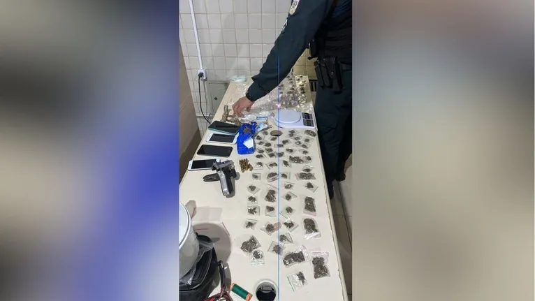 Materiais que caracterizam a distribuição de drogas na região.