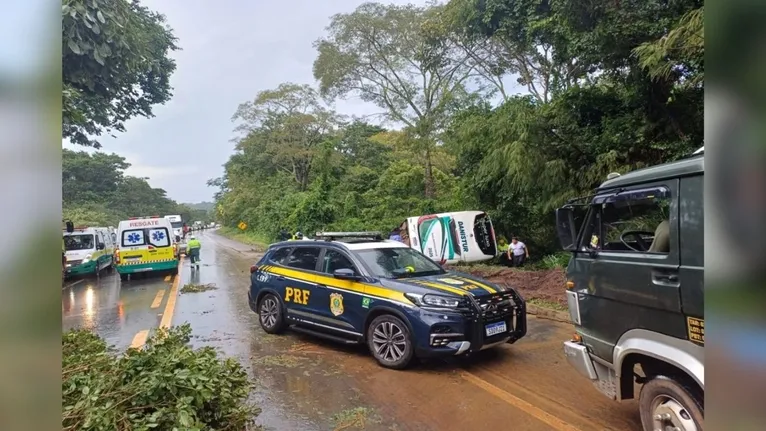 De acordo com a Polícia Rodoviária Federal (PRF), o acidente ocorreu sob chuva intensa.