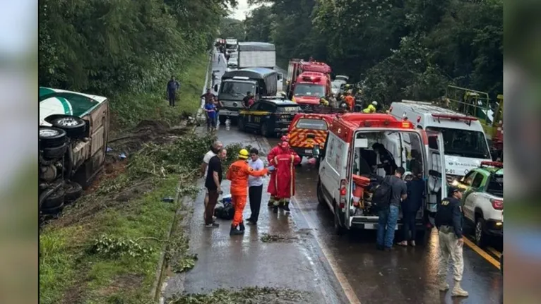 Equipes do Corpo de Bombeiros e Samu prestam atendimento às vítimas em Pirenópolis.