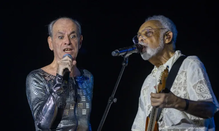 Ney Matogrosso e Gilberto Gil emocionaram o público em Copacabana com apresentações marcantes no Réveillon do Rio, embalando a multidão em uma noite de música e celebração à beira-mar.
