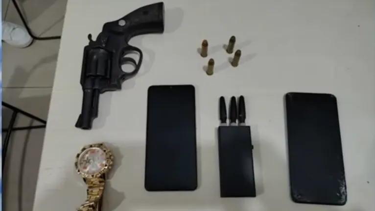 Celulares, revólver calibre 38, munições e motocicleta roubada foram apreendidos pela Polícia Militar durante a ocorrência.