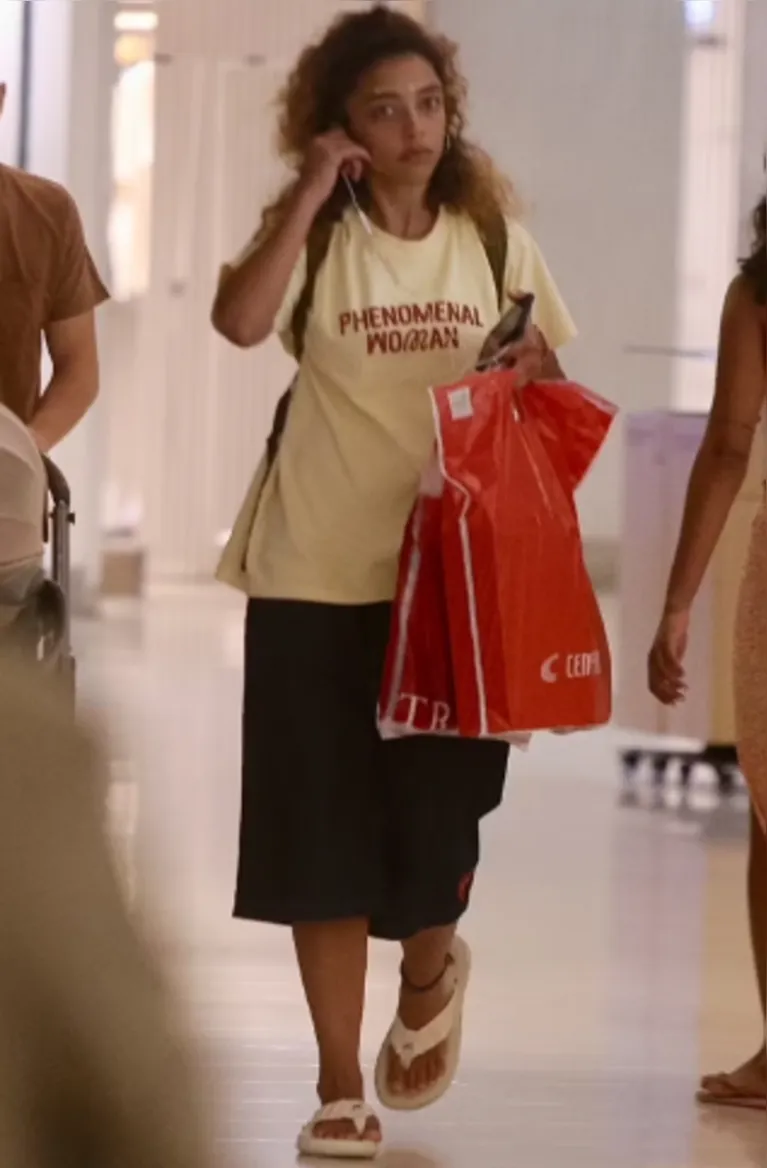 Depois de todo o glamour do Globo de Ouro, Alice Carvalho saiu "simples" para fazer compras no Shopping