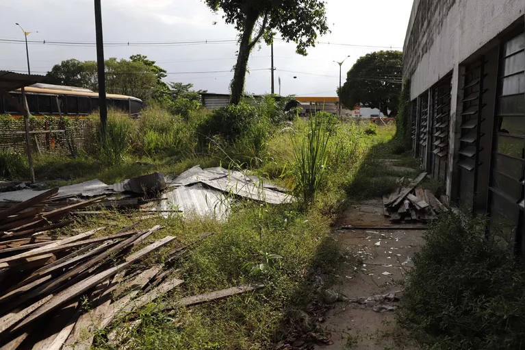 Abandono: terminal do Abacatão vira depósito de lixo em Ananindeua