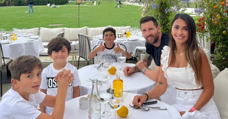 Esposa de Messi compartilha registro íntimo com jogador na piscina