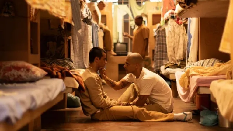 Simas em seu papel como Daniel Cravinhos na seria Tremembé do Prime Video