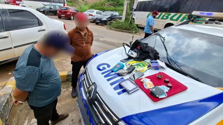 No veículo de um dos suspeitos, a guarda localizou ainda cédulas falsas fabricadas em material plástico com fundo preto