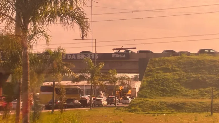 Movimento intenso nos viadutos da BR-316, onde motoristas enfrentam lentidão na manhã ao deixar Belém rumo aos destinos de Réveillon no Pará.