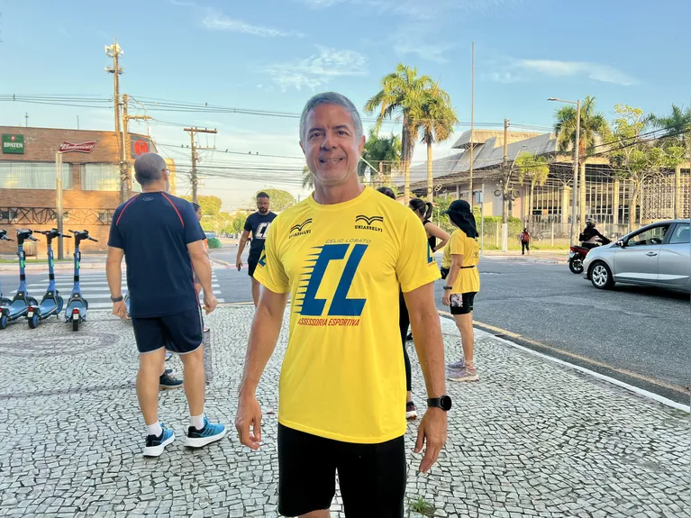 Educador físico Célio Lobato realiza aulas aos arredores do Bosque há 10 anos.