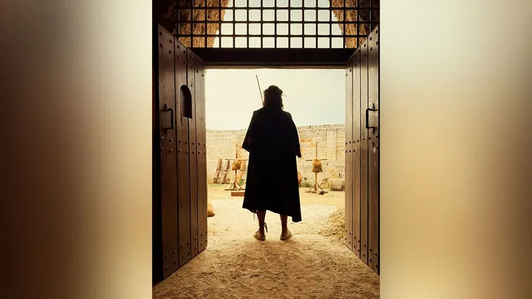 Sob pesada maquiagem e cenografia realista, Roumie captura a intensidade dramática da 6ª temporada, que promete ser a mais emocionante da série até agora.