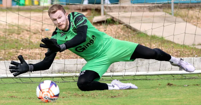 Jean Drosny chega com status de titular