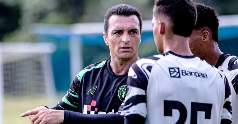 Júnior Rocha começa a conhecer melhor os jogadores