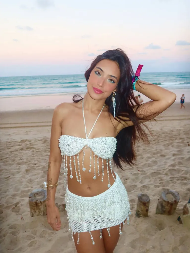 Vanessa Lopes com conjunto em crochê