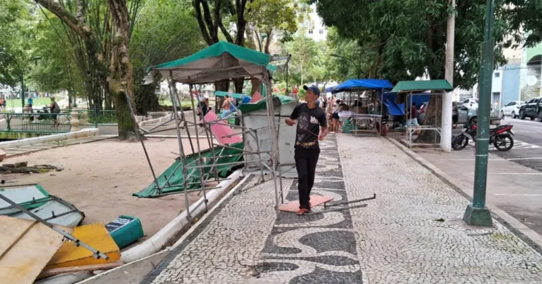Barracas ficaram destruídas neste domingo (8)