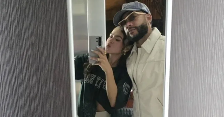 Os dois aparecem agarradinhos em quarto