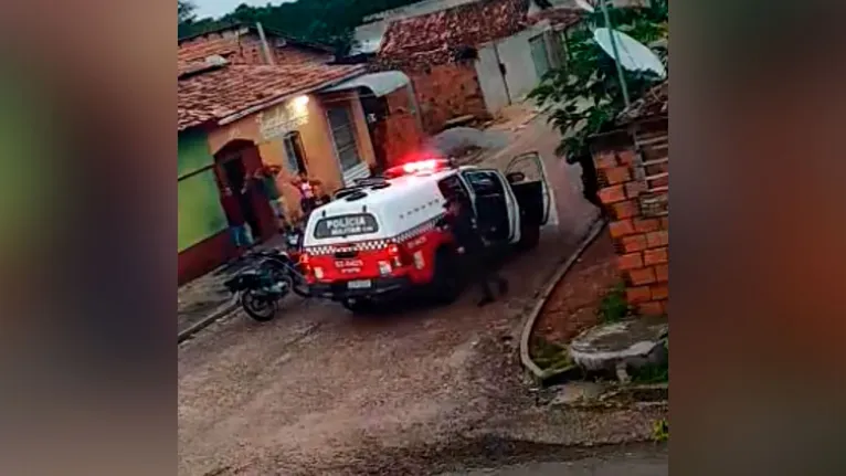 Equipes da Polícia Militar isolam a área do crime no bairro Nova Canaã; o suspeito foi preso em flagrante minutos após o feminicídio.