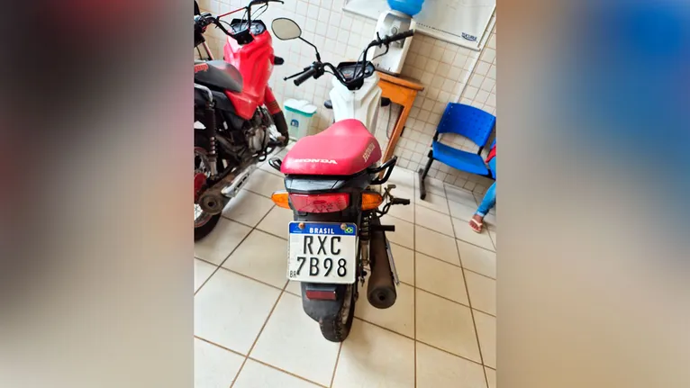 Motocicleta Honda Pop 110i, de cor branca e placa RXC7B98 roubada