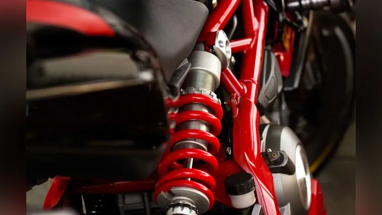 Instabilidade em curvas e mergulho excessivo da frente durante a frenagem indicam que a suspensão não consegue mais garantir o equilíbrio necessário para uma pilotagem segura.