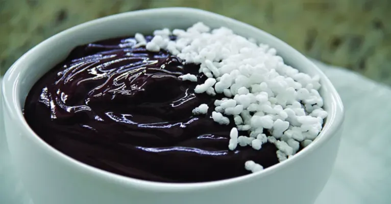 O açaí vai muito além do alimento: gera renda, inspira saberes tradicionais e movimenta a economia amazônica.