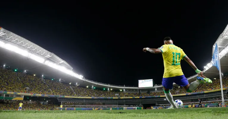 Neymar cobrando escanteio no Mangueirão
