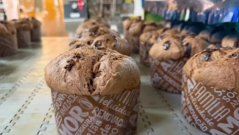Com maior teor de açúcar e gordura, o chocotone tende a ser mais calórico que o panetone tradicional, segundo nutricionistas.