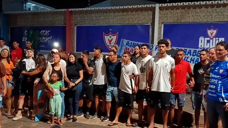 Em círculo, jogadores, diretoria e torcedores realizam oração coletiva pela recuperação do técnico Ronan Thyezer e em agradecimento pelo retorno dos jovens.